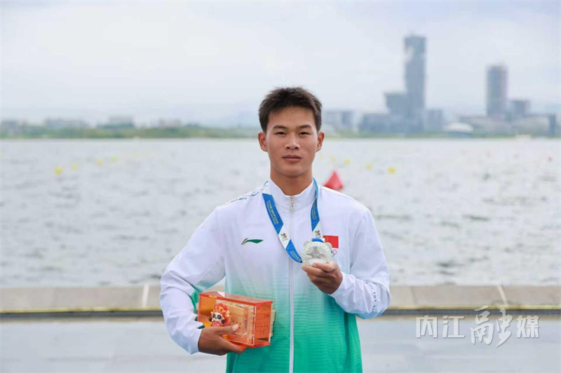 采访对象供, 曾渤伦初三